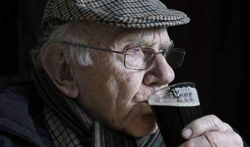 Пьющий пожилой мужчина (фото)